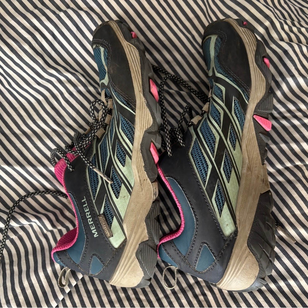 Girls Merrell waterproof Moab hiking sneakers FST MK164176 size 4 used